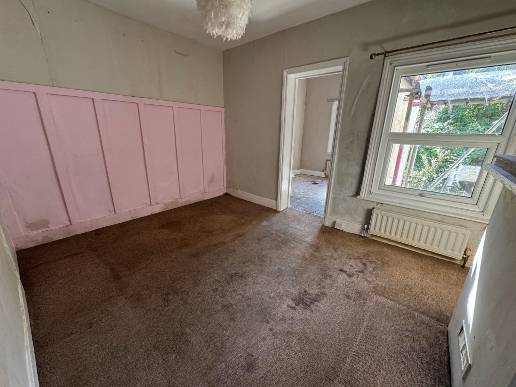 Lot: 202 - THREE-BEDROOM TERRACE HOUSE FOR IMPROVEMENT - Bedroom 2